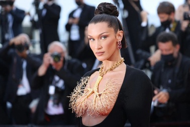 Khi Cannes 2026 “cấm cửa” váy hở bạo, xuyên thấu
