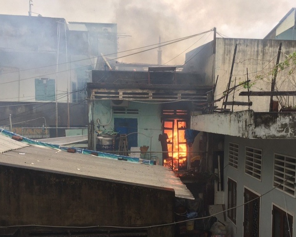 Liên tiếp 2 nhà dân bốc cháy trong bão số 12 - 4 Liên tiếp 2 nhà dân bốc cháy trong bão số 12 - 4