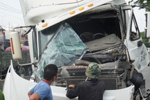 Xe container húc xe tải bay lên dải phân cách, tài xế kẹt cứng trong cabin