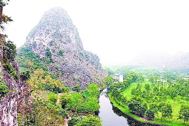 Danh thắng Quốc gia chìm trong bụi đá