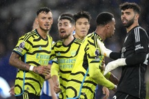 Đè bẹp Brighton, Arsenal chiếm ngôi đầu bảng