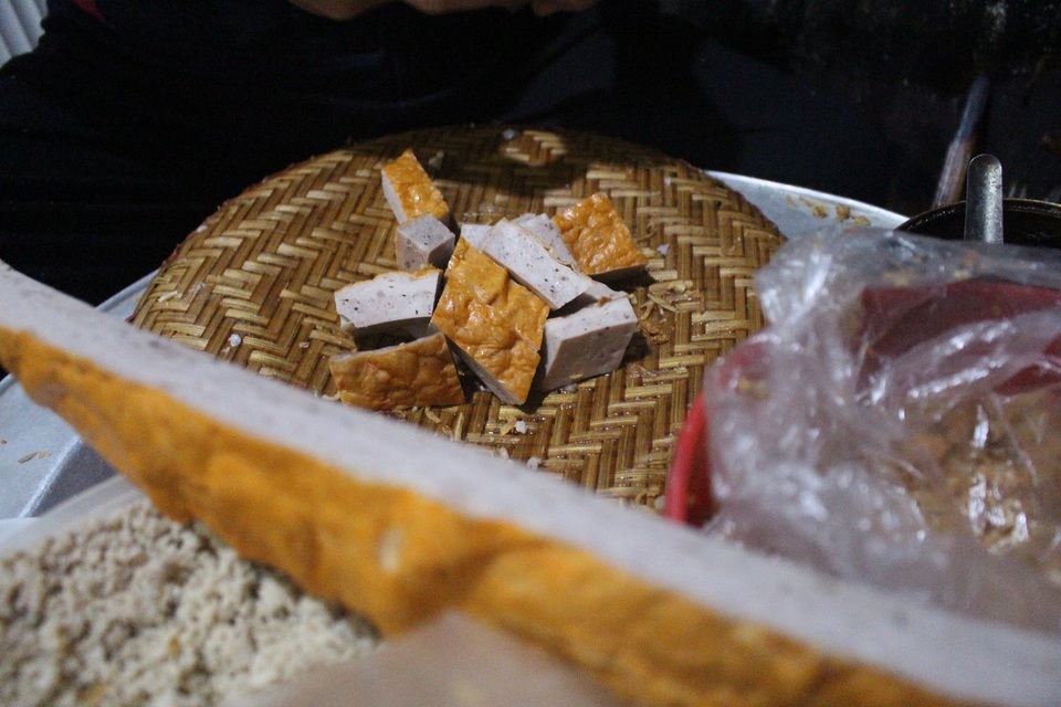 Hàng bánh cuốn kỳ lạ nhất Hà Nội: không biển hiệu, chỉ mở bán lúc nửa đêm - 7 Hàng bánh cuốn kỳ lạ nhất Hà Nội: không biển hiệu, chỉ mở bán lúc nửa đêm - 7