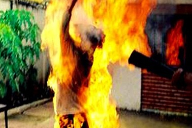 Treo cổ không chết liền tự thiêu để chứng minh không ngoại tình 