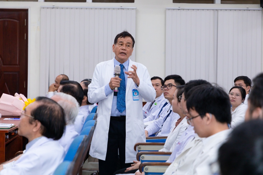 Hàng dài y bác sĩ ở TPHCM tiễn đưa vị Phó giáo sư đáng kính ngày cận Tết - 2