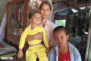 Cha bỏ đi, 2 con câm ở với mẹ khờ thiếu ăn, khát sữa, mong được chữa bệnh