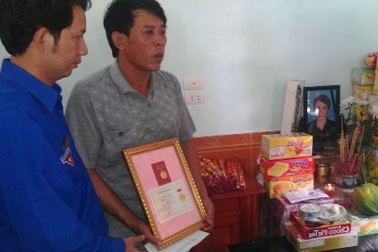 Truy tặng huy hiệu Tuổi trẻ dũng cảm cho nam sinh cứu người trong lũ