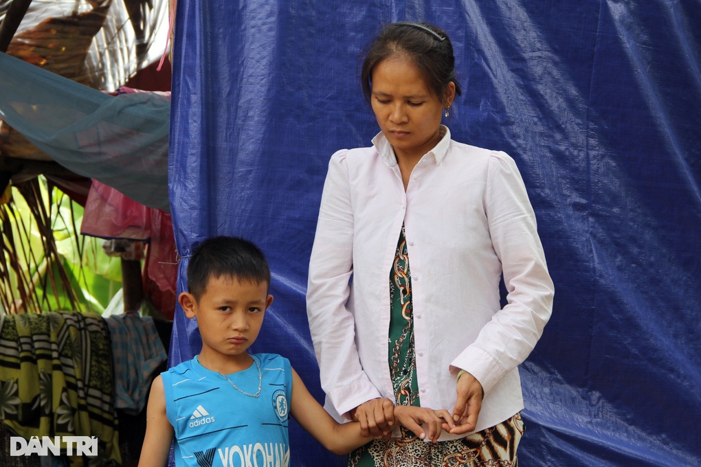 Mẹ đơn thân liệt nửa người, nuôi con tự kỷ nương náu trong chòi tạm 6m2 - 4