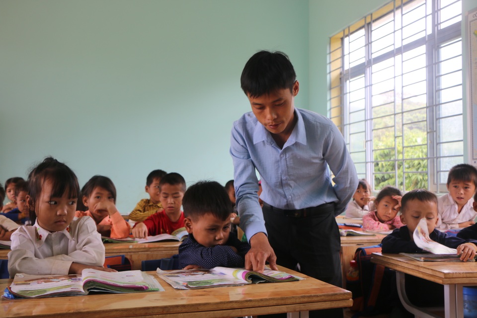 Thắt ruột khi thầy giáo vùng cao nói: “Em sợ khi về con không nhận ra mình” - 8 Thắt ruột khi thầy giáo vùng cao nói: “Em sợ khi về con không nhận ra mình” - 8