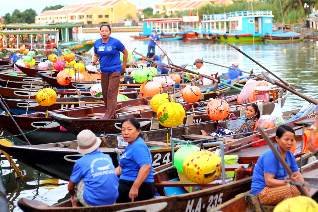 Hội An xử lý nạn cò vé, ghe bơi hoạt động trái phép trên sông Hoài - 3 Hội An xử lý nạn cò vé, ghe bơi hoạt động trái phép trên sông Hoài - 3