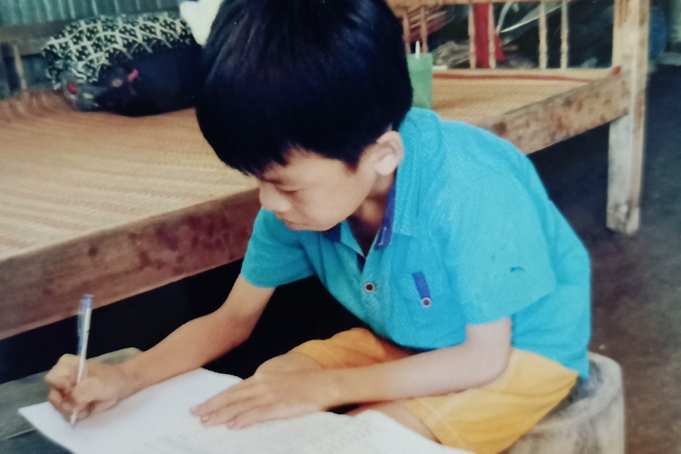 Thương bé gái xinh xắn sống bữa đói, bữa no với ngoại gù lưng, cậu tâm thần - 8 Thương bé gái xinh xắn sống bữa đói, bữa no với ngoại gù lưng, cậu tâm thần - 8