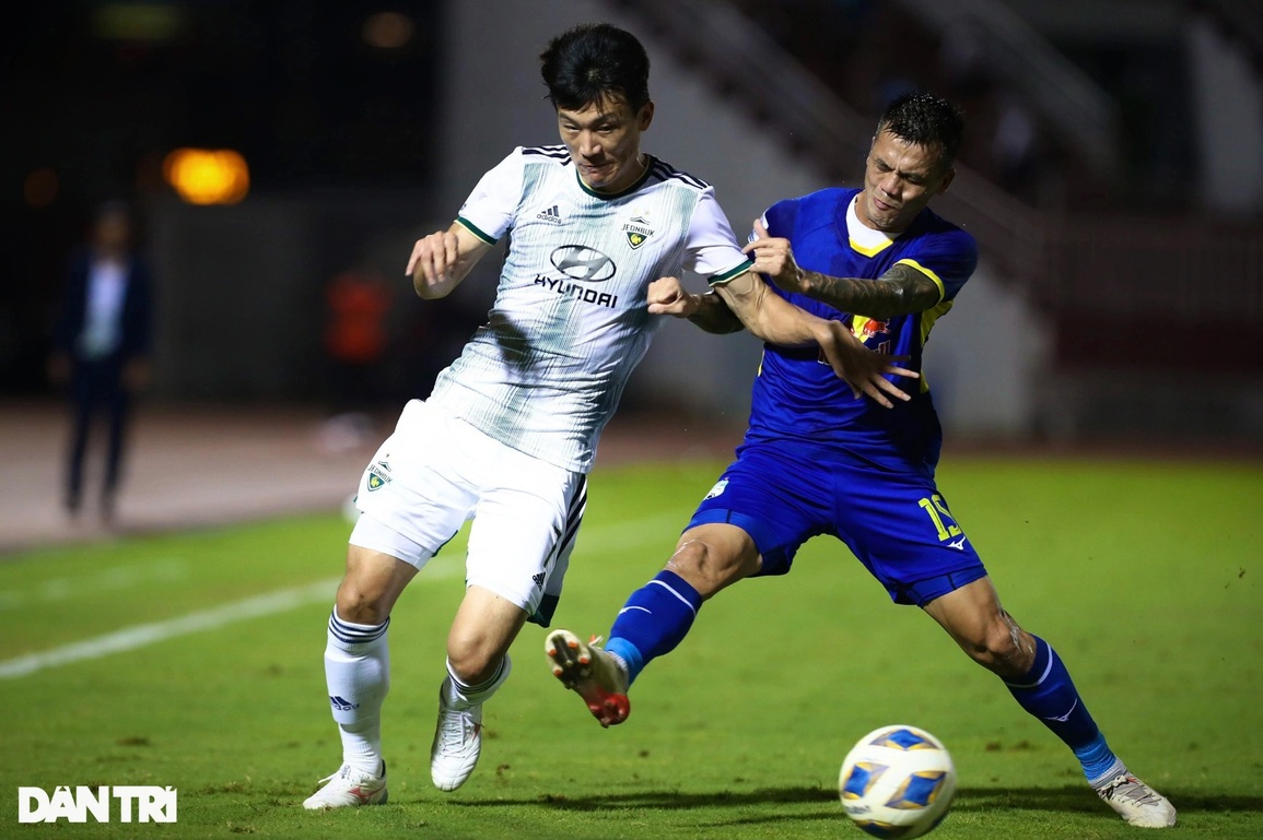 Trung vệ Hữu Tuấn có tên ở đội hình tiêu biểu AFC Champions League - 1 Trung vệ Hữu Tuấn có tên ở đội hình tiêu biểu AFC Champions League - 1