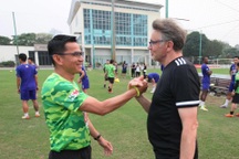 HLV Troussier: Cái siết tay Kiatisuk và sự hỗ trợ từ đồng nghiệp V-League