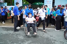 Thí sinh Cần Thơ gãy chân ngồi xe lăn tự tin gặt điểm cao thi tốt nghiệp