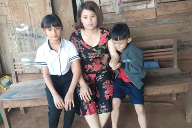 Bố mất, mẹ dính khối u, nhà bị siết nợ, hai đứa bé bơ vơ không lối thoát!