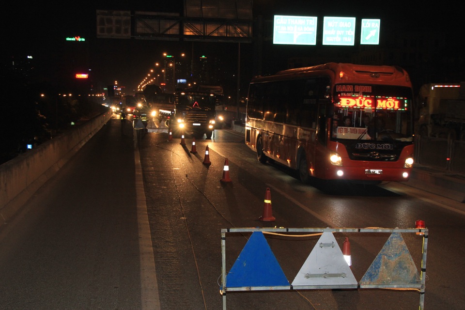 Hà Nội: Công nhân xuyên đêm sửa chữa đường vành đai 3 trên cao - 10 Hà Nội: Công nhân xuyên đêm sửa chữa đường vành đai 3 trên cao - 10