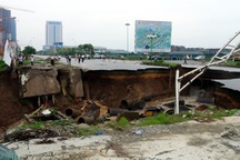 Mất nửa tháng khắc phục “hố tử thần” đường Lê Văn Lương