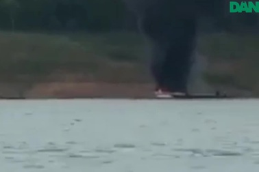 Cán bộ bảo vệ rừng tử vong trong chiếc cano bốc cháy