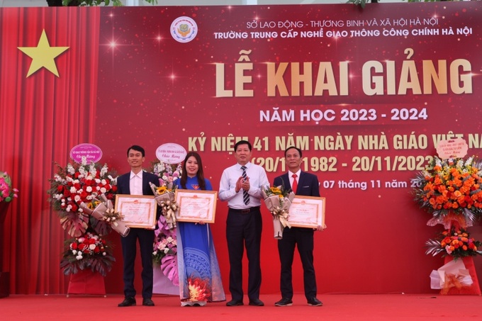 Ông Hoàng Thành Thái (áo trắng) trao tặng Bằng khen của UBND TP Hà Nội cho các giáo viên có thành tích xuất sắc trong giảng dạy.