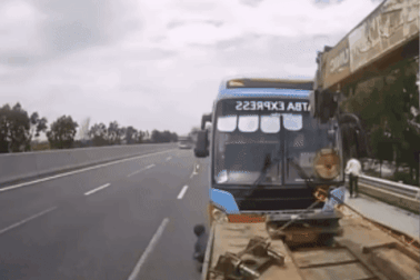 Khoảnh khắc xe đầu kéo tông liên hoàn khiến 2 người tử vong trên cao tốc