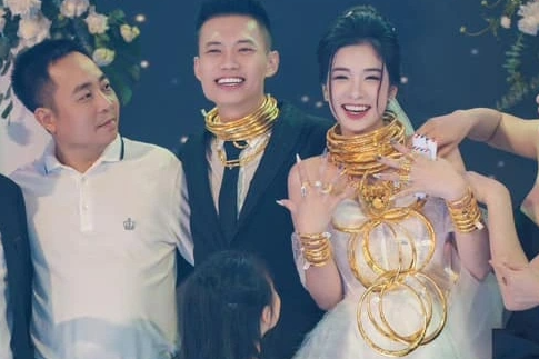 Pengantin perempuan dan pengantin lelaki memakai rantai emas berat pada hari perkahwinan mereka di Thanh Hoa - 2 Cô dâu, chú rể đeo vàng trĩu cổ trong ngày cưới ở Thanh Hóa - 2