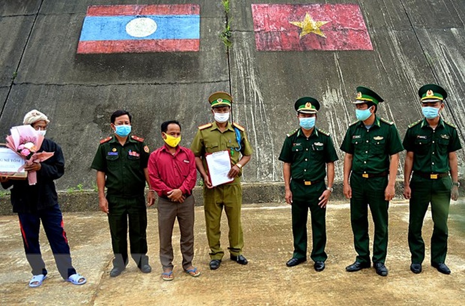 Tiếp nhận cách ly và cứu chữa một người Lào nguy kịch - 1 Tiếp nhận cách ly và cứu chữa một người Lào nguy kịch - 1