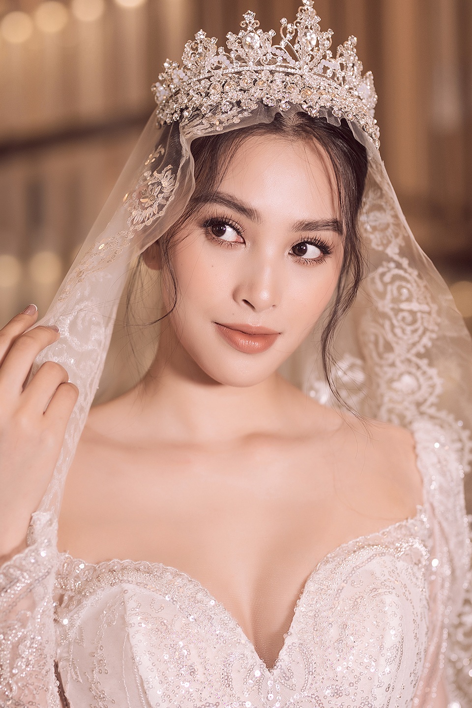 Hoa hậu Trần Tiểu Vy xinh như công chúa khi diện váy cưới - 3 Hoa hậu Trần Tiểu Vy xinh như công chúa khi diện váy cưới - 3