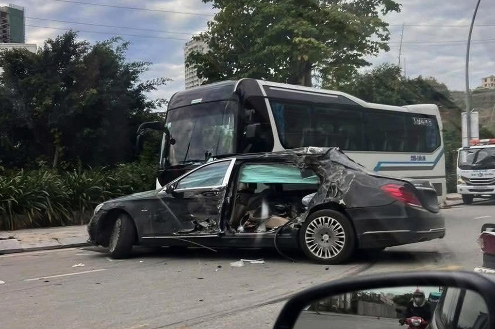 Mercedes Maybach S600 tông xe khách đỗ ven đường ở Quảng Ninh - 1 Mercedes Maybach S600 tông xe khách đỗ ven đường ở Quảng Ninh - 1