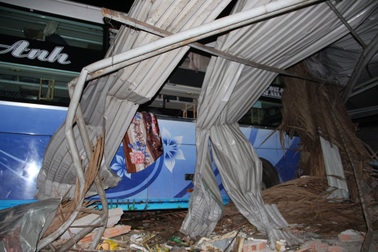 Xe tải nát bét sau cú tông xe khách, nhiều người bị thương