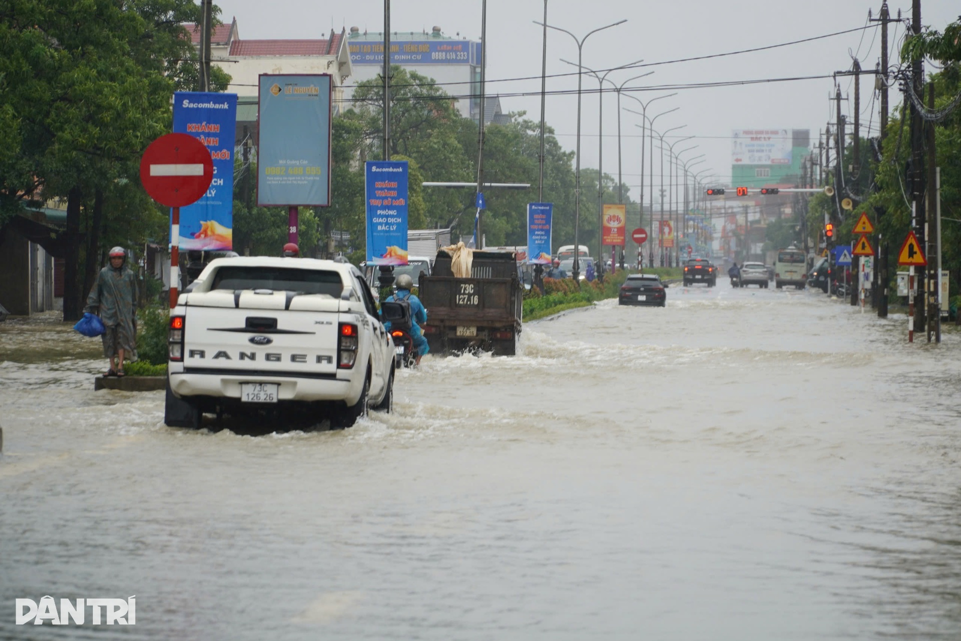 Chật vật vượt đoạn đường ngập nơi cửa ngõ thành phố Đồng Hới - 11 Chật vật vượt đoạn đường ngập nơi cửa ngõ thành phố Đồng Hới - 11