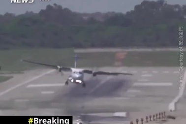 Máy bay chao đảo khi cố hạ cánh trong gió bão Ragasa ở Đài Loan