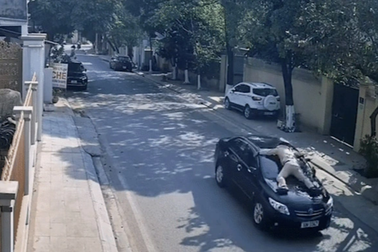 Phó Giám đốc Trung tâm Giáo dục thường xuyên hất CSGT lên nắp ca pô