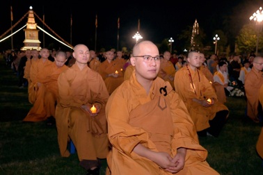 Hơn 1.000 người thành kính thắp đèn hoa đăng trong lễ Vu lan báo hiếu