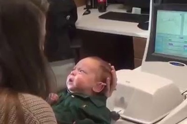 Niềm hạnh phúc của bé khi lần đầu nghe tiếng mẹ