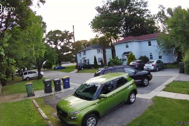 Pha lùi chuồng "ủi bay tất cả" đầy khó hiểu của một phụ nữ