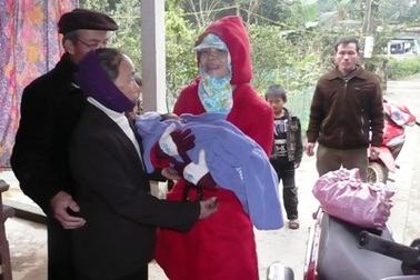 Hành trình về quê ăn Tết của cậu bé chào đời trên máy bay 