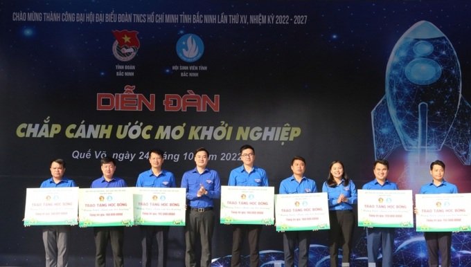 Phó Bí thư Tỉnh Đoàn Trần Văn Đăng trao tặng 50 suất học bổng cho đại diện các huyện, thành phố.