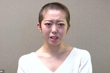 Sao Nhật cạo trọc đầu vì để lộ chuyện yêu đương