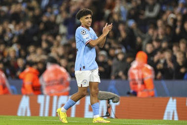 Cầu thủ trẻ của Man City đi vào lịch sử Champions League