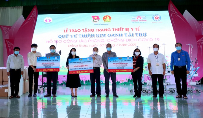 Quỹ từ thiện Kim Oanh tặng thiết bị y tế cho tỉnh Long An và Đồng Tháp phòng chống dịch - Ảnh 2.