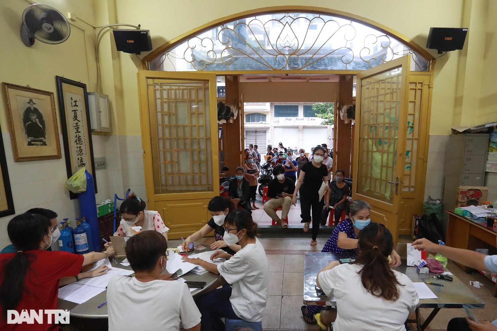 Người dân TPHCM xếp hàng dài nhận gói hỗ trợ Covid-19 đợt 3 - 7 Người dân TPHCM xếp hàng dài nhận gói hỗ trợ Covid-19 đợt 3 - 7