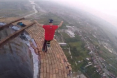 Thót tim màn đi xe đạp một bánh trên đỉnh tháp cao 256m