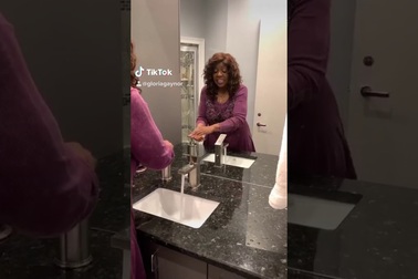 Gloria Gaynor hát kêu gọi rửa tay