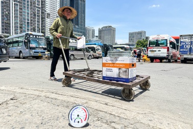 Đẫm mồ hôi mưu sinh dưới nắng nóng đỉnh điểm, nhiệt độ ngoài trời 50 độ C