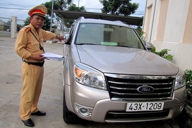 Chạy trốn CSGT không thành, "bỏ ô tô chạy lấy người"