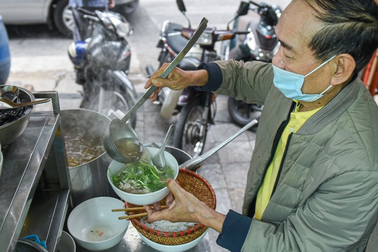 Gánh phở mưu sinh của ông lão 70 tuổi và chuyện lương hưu