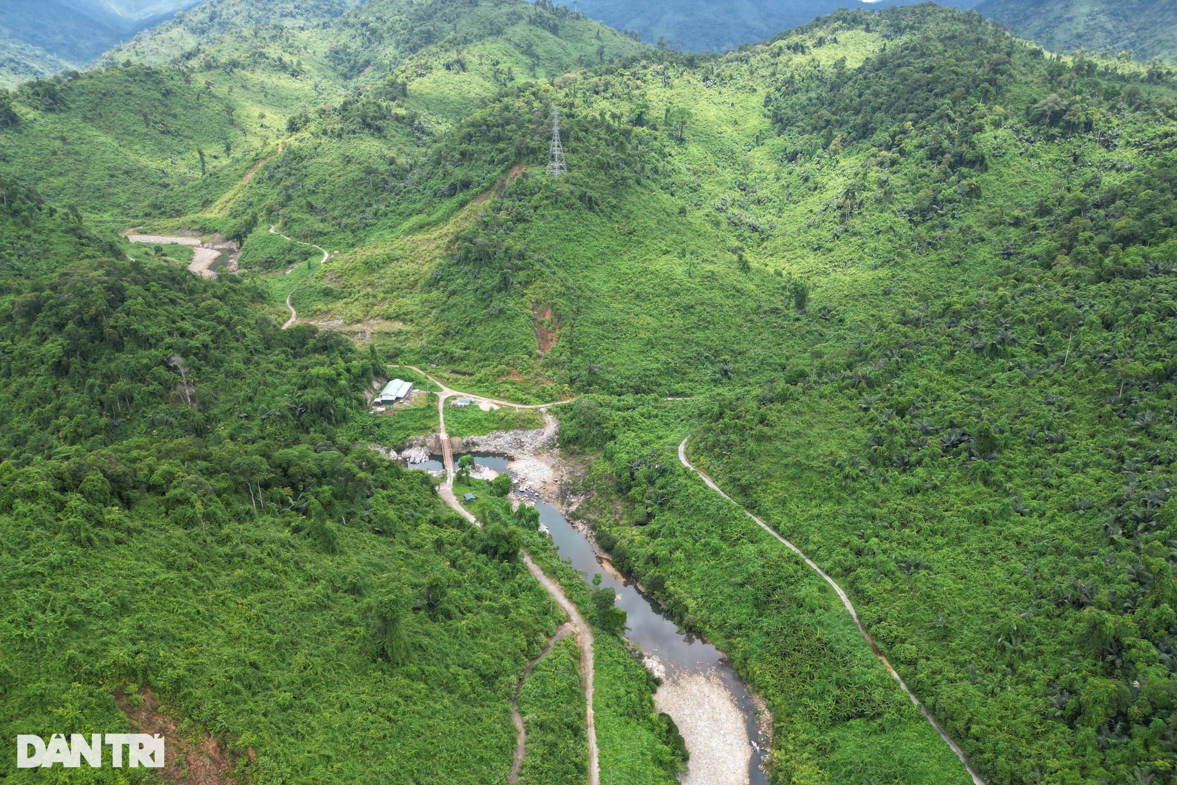 View - Đường vào khu thủy điện Rào Trăng sạt lở nghiêm trọng, hở toang hoác | Báo Dân trí