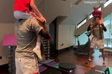 Nemanja Matic mượn con gái và con trai để tập gym
