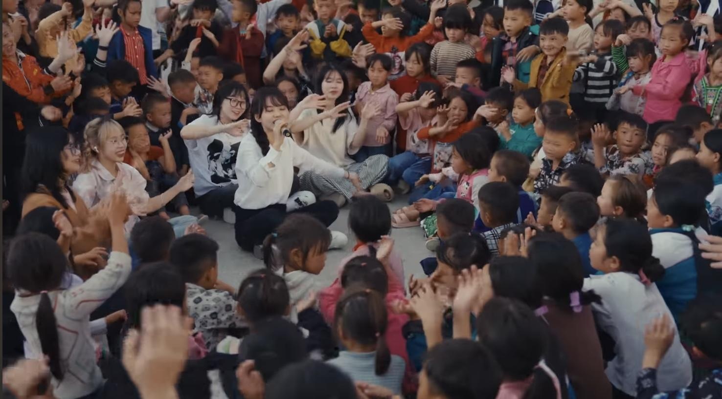 Şarkıcı Ngo Lan Huong kostüm tartışmaları ve intihal şüpheleri hakkında konuşuyor - 5 Ca sĩ Ngô Lan Hương lên tiếng về tranh cãi trang phục và nghi vấn đạo nhạc - 5