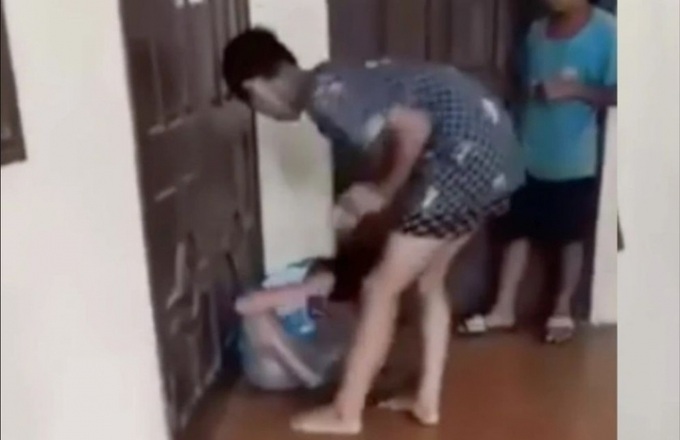 Mới đây, vụ việc bạo lực học đường xảy ra tại Trường THCS Đại Đồng (Hà Nội) gây hoang mang dư luận. (Ảnh cắt từ clip)
