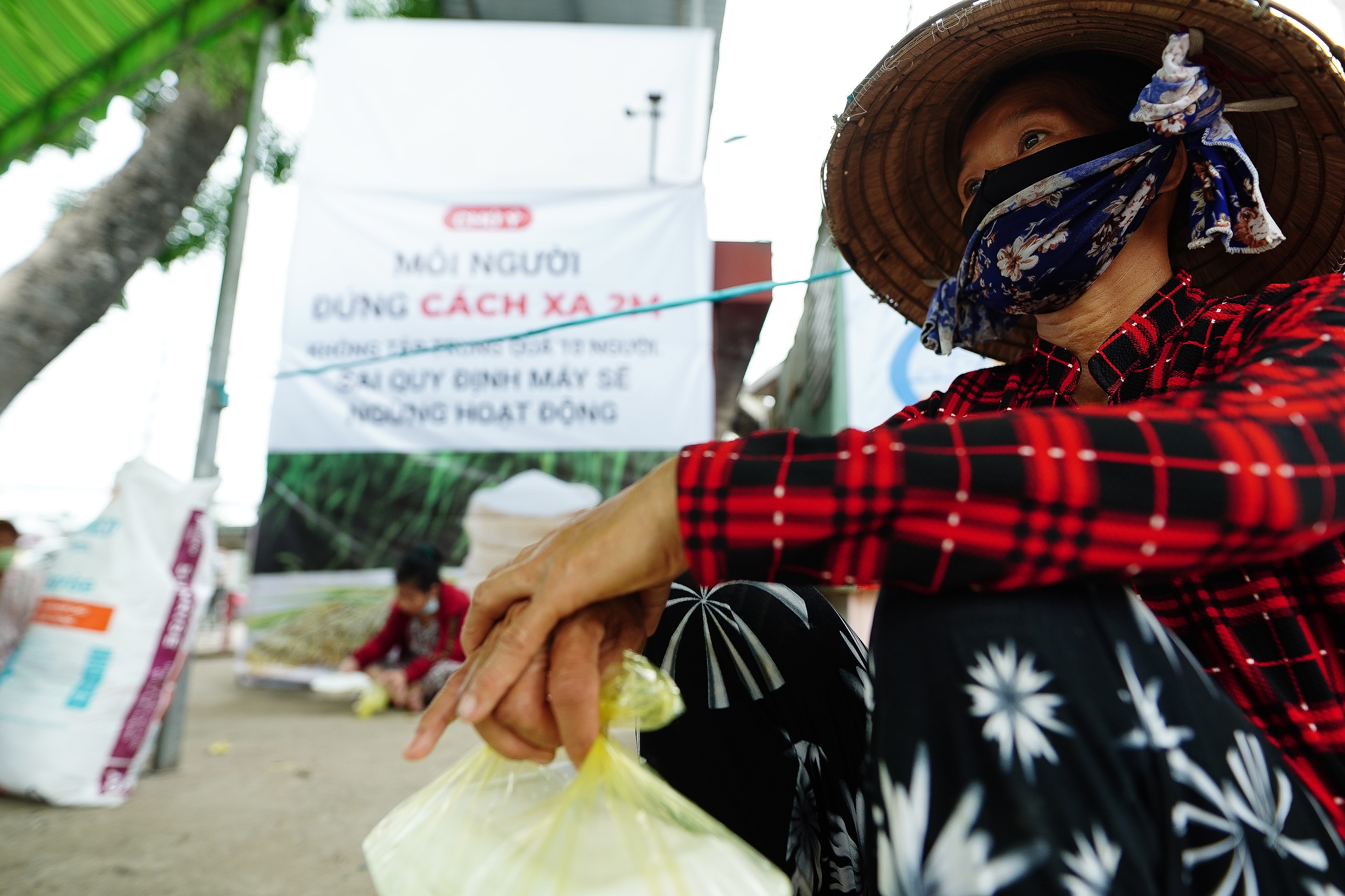 UBND xã “mở rào” tiếp gạo cho người dân - 10